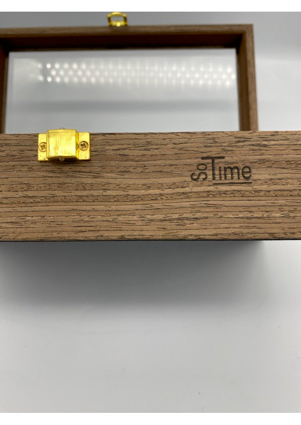 Gravure "So Time" : une empreinte d'authenticité sur nos boîtes et remontoirs de montres automatiques